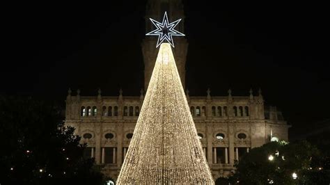 Rvore De Natal Gigante Volta A Iluminar O Porto