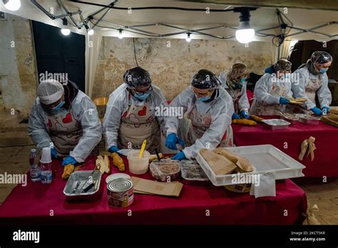 Las Ancianas Preparan El Pan T Pico Durante La Sagra De La Quartec