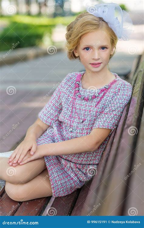 Portret Van Een Blonde In Roze Kledij In Een Park In Openlucht Stock Afbeelding Image Of