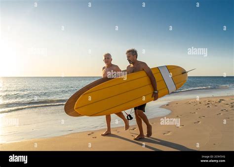 Dos Hombres Maduros Caminando Con Tablas De Surf En La Hermosa Playa