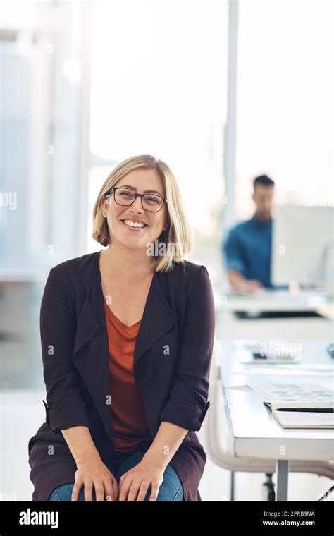 Cara Sonriente De Una Empresaria Profesional De Recursos Humanos O