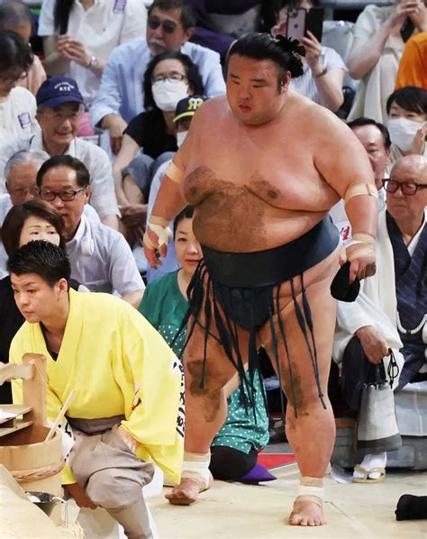 ＜大相撲名古屋場所13日目＞貴景勝（右）をはたき込みで下す照ノ富士（撮影・椎名 航） ― スポニチ Sponichi Annex スポーツ