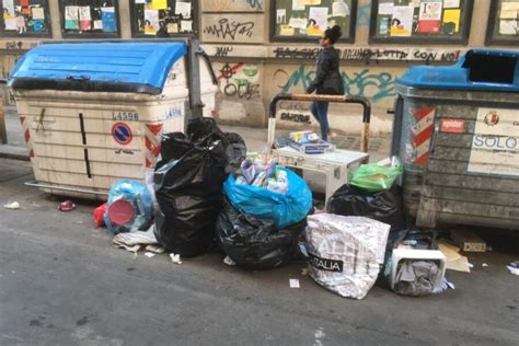 La Tasse Sui Rifiuti Strangola Gli Imprenditori A Napoli Si Paga Il