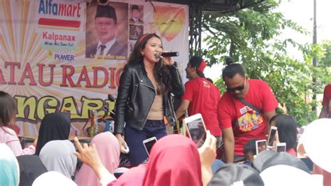 Meggy Diaz Gantung Aku Di Monas Ganas Live Performance Youtube Music