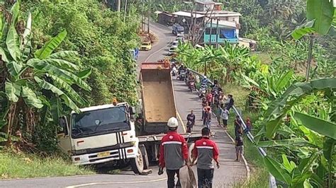 Kecelakaan Di Sukabumi Truk Tronton Terperosok Saat Naik Di Tanjakan