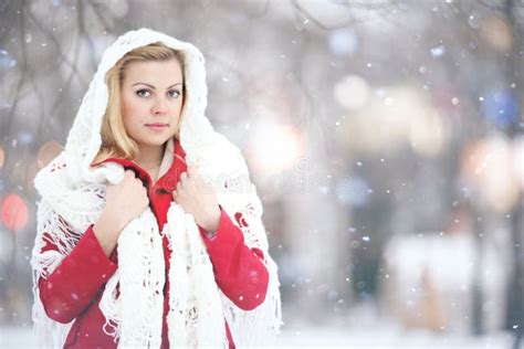 Belle Blonde Dans Une Neige Russe Traditionnelle D Hiver Photo Stock Image Du Mignon Fille