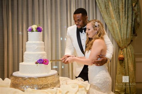 Ose + Erika's simply romantic Wedding Cake! Click the link for details ...