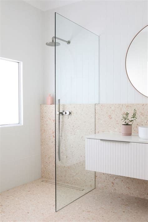 Inspiratie Voor Douche Met Bruine Terrazzo Tegel En Wit Zwevend