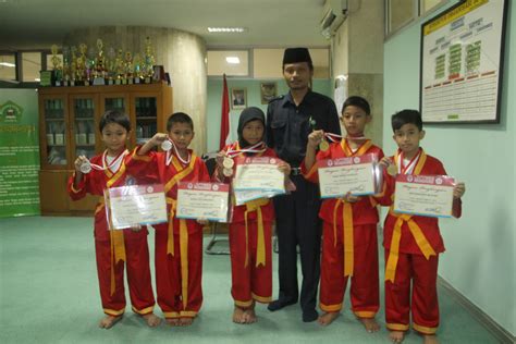 MADRASAH ISTIQLAL JAKARTA SIswa MI Juara Pencak Silat