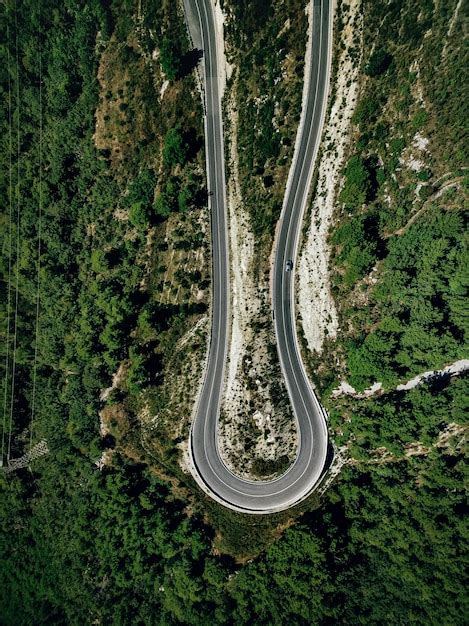 Vista A Rea Da Passagem De Alta Montanha Da Estrada Sinuosa Foto Premium