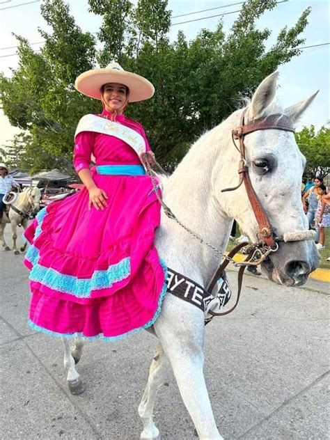 Mega Cabalgata De M S De Mil Jinetes En Calles De Veracruz