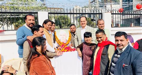 सपा ने मनाई चौधरी चरण सिंह की जयंती अगम मौर्य शमीम खां सुल्तानी डा