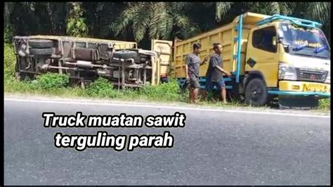 Truck Muatan Sawit Terguling Jatuh Ke Berem Dan Truk Tangki Tertenggak