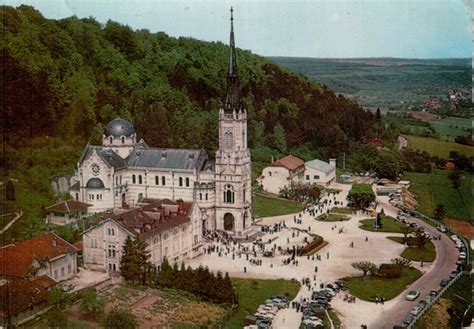 Domrémy la Pucelle La basilique Sainte Jeanne d Arc et l esplanade