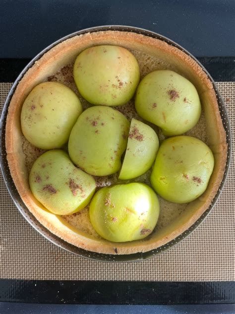 Горіховий тарт з яблуками і корицею