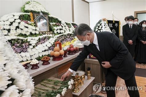 문대통령 내외 이한열 열사 모친 배은심 여사 빈소 조문 연합뉴스