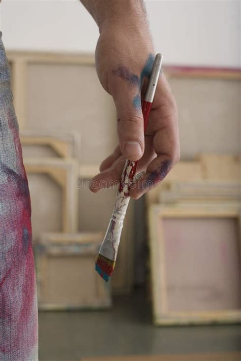 Taller Femenino De With Paintbrush In Del Artista Foto De Archivo