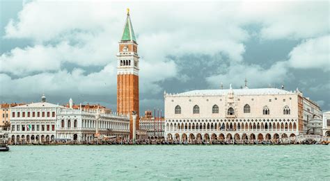 Venezia Palazzo Ducale Le Sue Prigioni E Il Ponte Dei Sospiri The