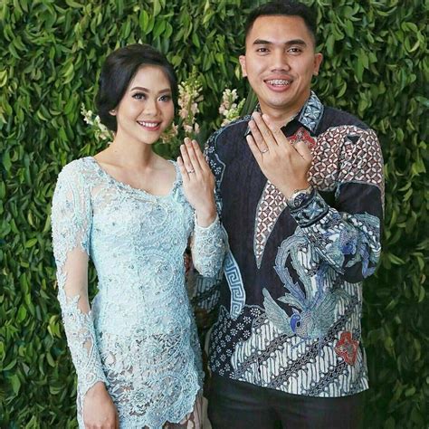 18 Batik Couple Buat Tunangan Konsep Terbaru