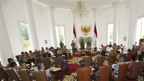 Foto Jokowi Bingung Pilih Berkantor Di Jakarta Atau Bogor