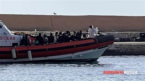 Raffica di sbarchi a Lampedusa è di nuovo l inferno