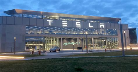 Tesla Werksleiter Sorgt Sich Nach Anschlag Um Mitarbeiter Elon Musk