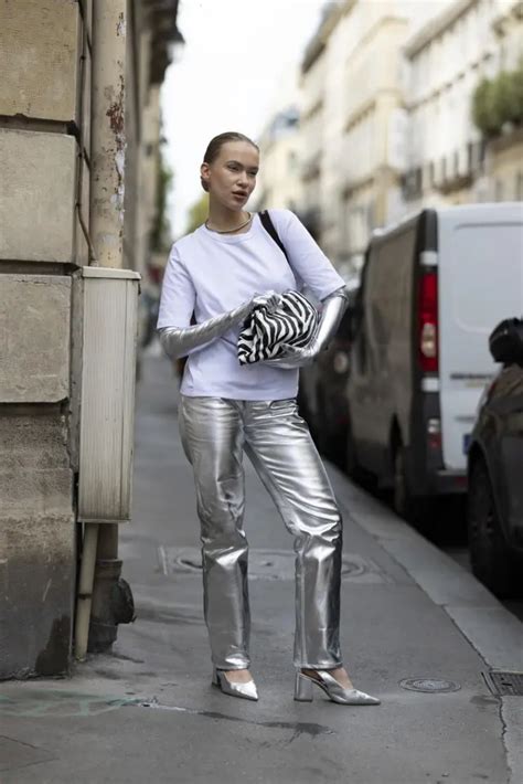 Vuelve el pantalón metalizado los modelos más bonitos para llevarlo en