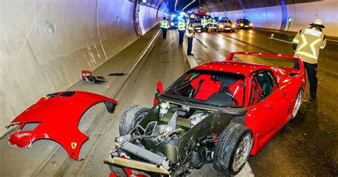 J Hriger Rast Mit Ferrari Gegen Tunnelwand