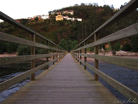 UM PIGO DE LUZ A Nova Ponte Pedonal Da Praia Fluvial De Palheiros E