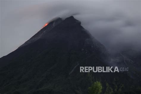 Gunung Merapi Masih Luncurkan Awan Panas Dan Guguran Lava Republika