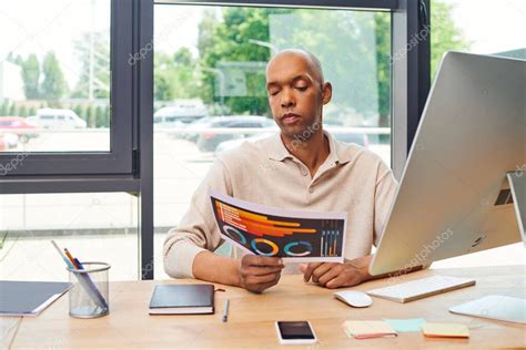 Trastorno De La Miastenia Negrita Hombre Afroamericano En El Trabajo