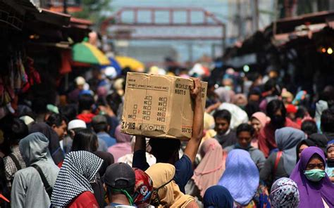 PASAR TRADISIONAL MASIH RAMAI SAAT PSBB