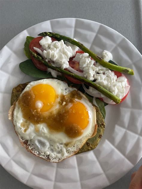 Huevo Estrellado En Huarache De Nopal Tomate Espinacas Queso Cotagge