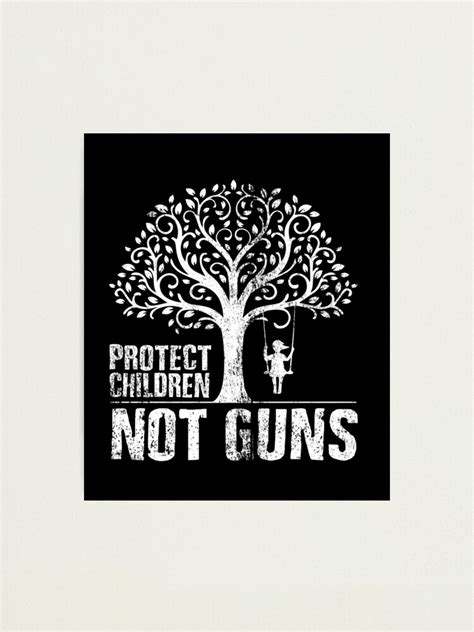 Lámina fotográfica Proteja a los niños no a las armas árbol