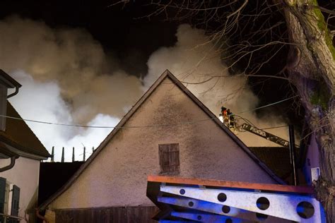 Flammen Greifen Auf Wohnhaus Ber