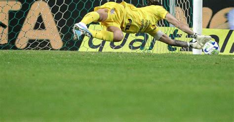 C Ssio Elogia Goleiro Do Am Rica Mg E Aponta Fator Para O Corinthians