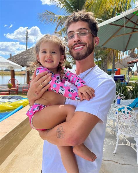 João Guilherme posa as duas sobrinhas e Maria Flor chora para a foto