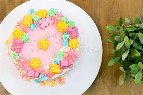 Pastel De Fiesta Cubierto De Crema Rosa Y Blanca Con Coloridos Merengue