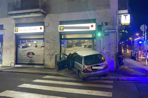 Tragedia Sfiorata In Via Lecco Auto Sfonda La Vetrina Di Un Bar MBNews