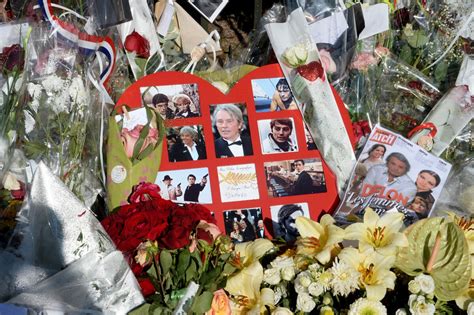 Photo Fleurs et messages déposés par les fans devant la propriété d