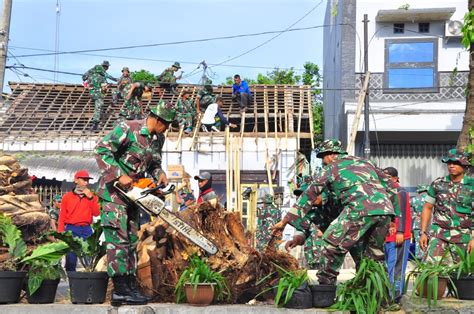 Pasca Bencana Angin Kencang Kodim 0808 Blitar Gelar Karya Bhakti