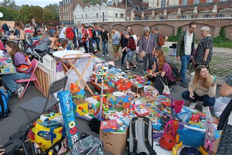 A Lille La Braderie Des Enfants Attire Les Petits Et Les Grands