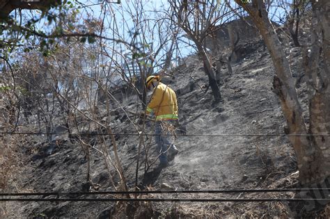 Incendio De Pastizal Consume Dos Casas Una De Ellas De Madera Y Un