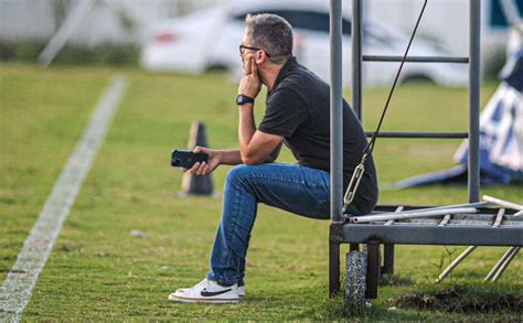 Rodrigo Pastana se apresenta e CSA terá o comando do auxiliar Bebeto