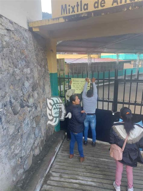 Con Bloqueo Padres Exigen Maestro Para Primaria De Mixtla De Altamirano