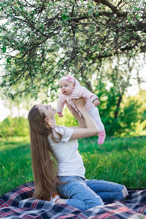 Jeune Mère Jouant Avec Sa Petite Fille Sur La Nature Promenade Avec