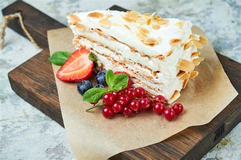 Torta Del Merengue De La Fresa Con Los P Talos De La Almendra En El