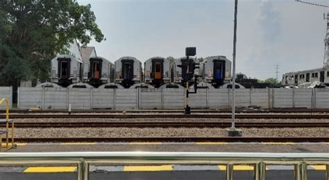 Eksotisme Stasiun Purwakarta Dengan Kuburan Kereta