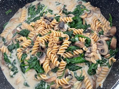 One Pot Pasta Mit Blattspinat Und Champignons Von Mimikh Chefkoch