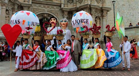 Nuestra Boda en Oaxaca Monos de Calenda para Bodas Oaxaqueñas